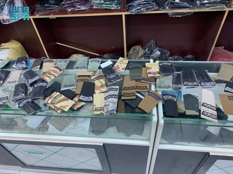اللجنة الأمنية في إمارة الرياض تغلق 3 محالّ وتضبط 130 بدلة عسكرية و300 قطعة من الأنواط والرتب والشعارات المخالفة