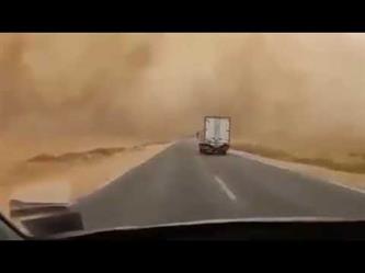 جزائري يوثق لحظات مرعبة عاشها أثناء دخوله بسيارته في عاصفة رملية