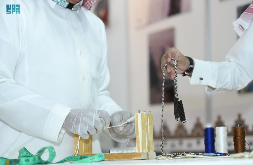 شابّ سعودي يمتهن حرفة صناعة أدوات الصقور بإتقان