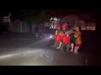 عمليات إجلاء السكان المحاصرين بسبب الفيضانات وسط الصين