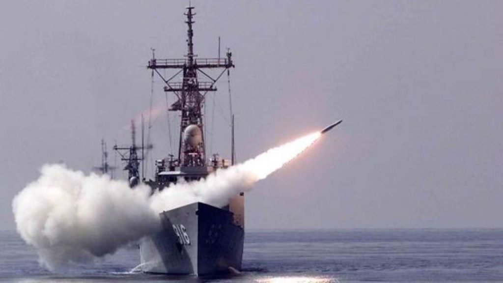 مناورات بحرية روسية إيرانية صينية في منطقة الخليج أواخر 2021