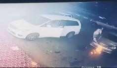 تركه والده بالسيارة.. رد فعل سريع من شاب ينقذ طفلاً انزلقت به السيارة إلى وسط الطريق بمكة (فيديو)