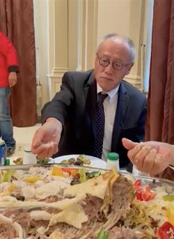 مشهد طريف للسفير الياباني وهو يحاول تناول المفطح بيده مع محافظ شقراء