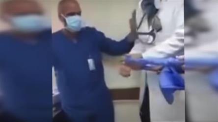 طبيب يُعاقب ممرضاً ويطالبه بالسجود لكلبه في مصر.. والجهات المعنية تُحقق