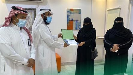 ممرضة سعودية تنقذ حياة مواطنة من “غصة” داخل مركز تجاري بحائل