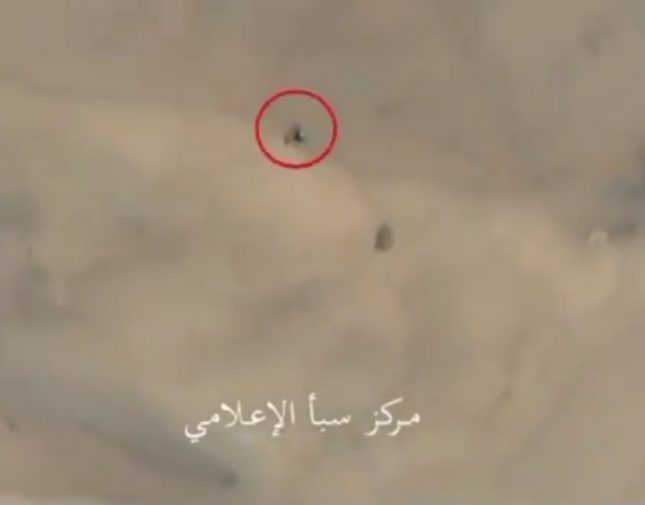 لحظة استهداف طيران التحالف لـ”قناص حوثي” مختبئ وسط الرمال
