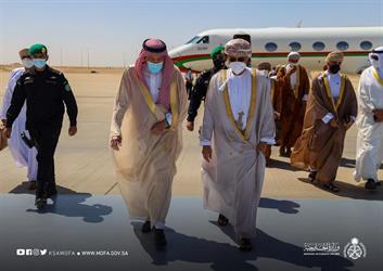 صور.. وزير الخارجية العماني يصل إلى الرياض