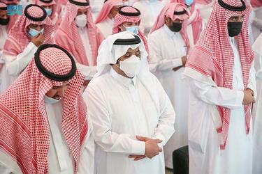 أمير الشرقية يؤدي صلاة الميت على والدة الأمير عبد العزيز بن عبد الرحمن
