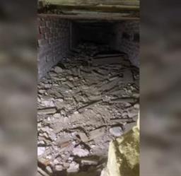 بريطاني يكتشف غرفة سرية تحت منزله الذي أنشئ قبل 500 عام (فيديو)