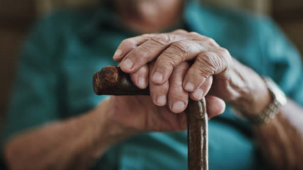 “أخصائية تجميل” تكشف أسباب ظهور علامات الشيخوخة (فيديو)