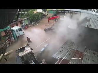 أسطوانة غاز تنفجر وتخترق جدارا في تايلاند