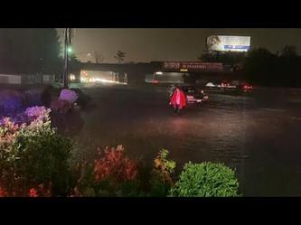إعصار آيدا يدفع سائقين لترك سيارتهم على طريق سريعة بنيويورك خوفاً من مياه الفيضانات