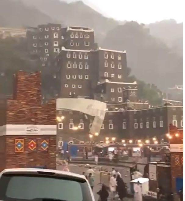 انهيار أعمدة ولوحات بالقرية التراثية في “رجال ألمع” بسبب عاصفة مطرية (فيديو)