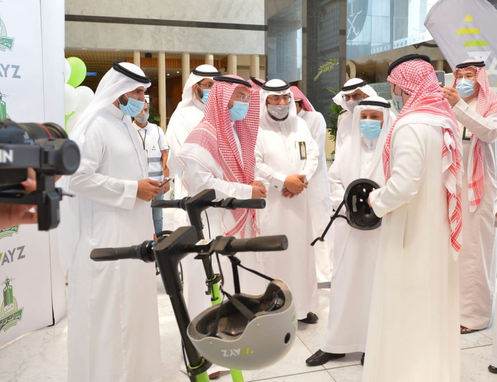 رئيس جامعة الملك عبدالعزيز يدشن خدمة التنقل بالدراجات الكهربائية “سكوتر”