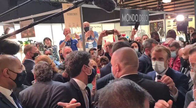 شخص يقذف الرئيس الفرنسي بجسم كروي أثناء زيارته معرض في ليون (فيديو)