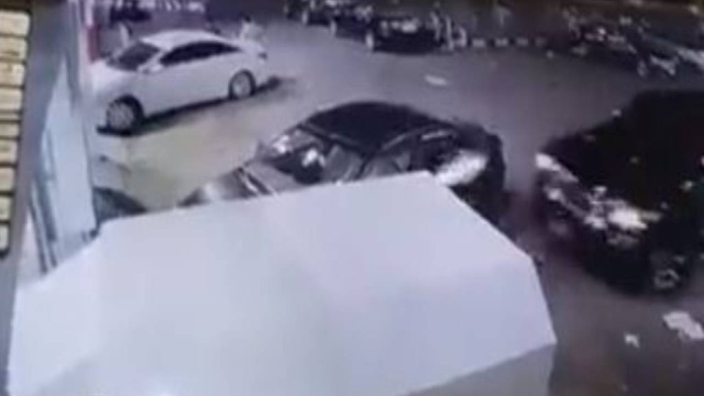 فيديو يوثق كارثة لعامل بمغسلة سيارات أثناء محاولته تغيير مكان إحدى المركبات