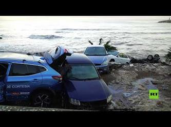 فيضانات تغطي مدينة إسبانية بالوحل وتجرف سيارات إلى البحر