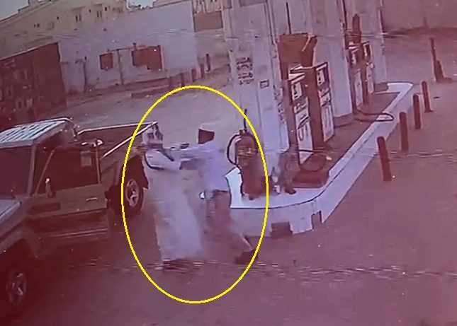 لحظة إطلاق قائد مركبة النار على عامل محطة وقود عقب مشاجرة نشبت بينهما (فيديو)