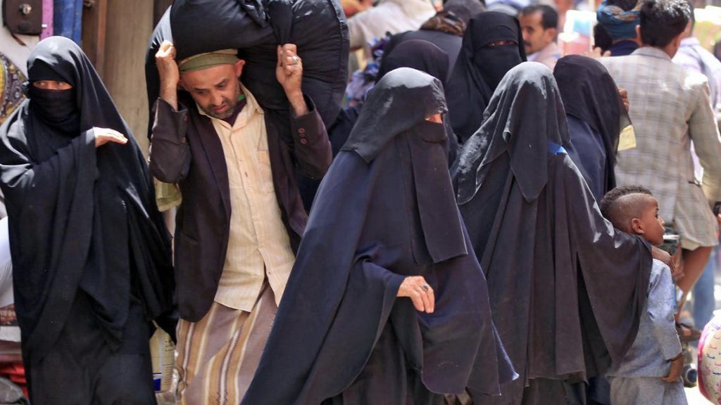 ميليشيات الحوثي تمنع نساء اليمن من استخدام الهواتف والعمل