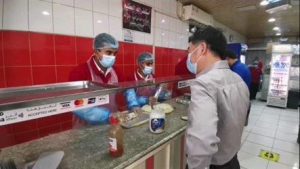 السفير الصيني ينشر فيديو له من أحد "البوفيهات".. ويجرب تناول الكبدة على الإفطار