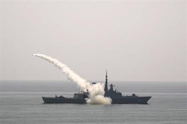 القوات البحرية تنفذ رماية بالصواريخ على الأهداف البحرية في منطقة عمليات تمرين نسيم البحر (صور)