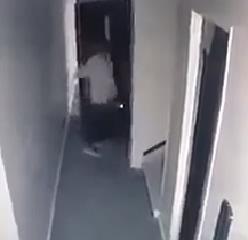 مشهد صادم .. مصري يسقط من الطابق الـ12 في بئر المصعد (فيديو)