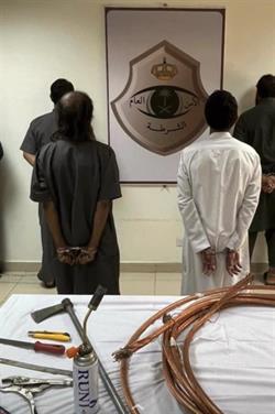 “شرطة مكة” تقبض على 5 مواطنين ومقيم سرقوا كابلات كهربائية وأدوات نحاسية (فيديو)
