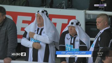 خلال مباراة توتنهام.. جماهير نيوكاسل ترتدي الزي السعودي وترفع علم المملكة (صور)