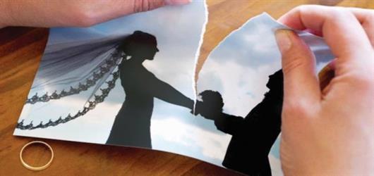 باحث اجتماعي يُحذر من مخاطر استعراض الحياة الزوجية بمواقع التواصل.. وأبرزها حدوث الطلاق