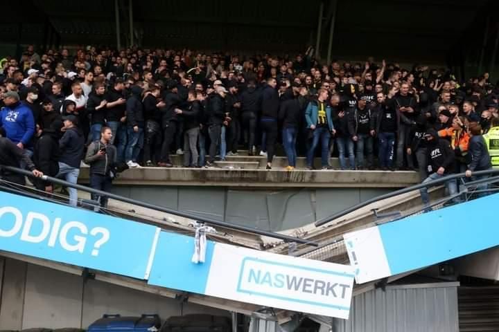 لحظة انهيار مدرج بالجماهير أثناء الاحتفال بمباراة في الدوري الهولندي (فيديو)