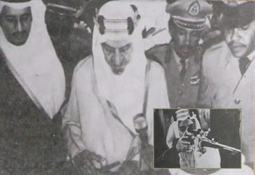 صورة للملك فيصل في لحظة تاريخية خلال افتتاحه مصانع الأسـلحة الخفيفة وبجواره الملك سلمان