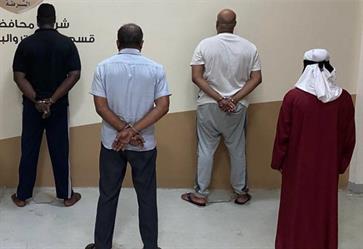 الإطاحة بـ 6 أشخاص بينهم امرأة لانتحالهم صفة رجال الأمن والسطو على منازل في مكة