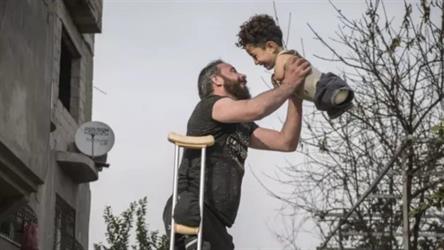 صورة مؤلمة لأب سوري ونجله تفوز بجائزة دولية.. وهذه قصتها