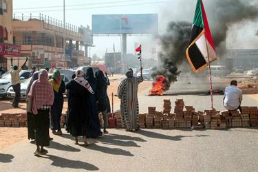 السودان: الجيش يعلن السيطرة على مقاليد الحكم وحل مجلس الوزراء وإعلان حالة الطوارئ وتعطيل الدستور