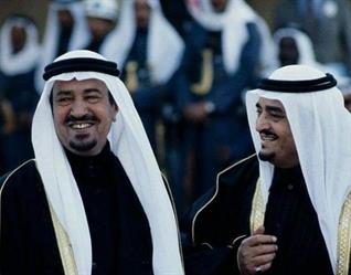 فيديو نادر لحشود من المواطنين خلال مبايعة الملك خالد وولي عهده “آنذاك” الملك فهد