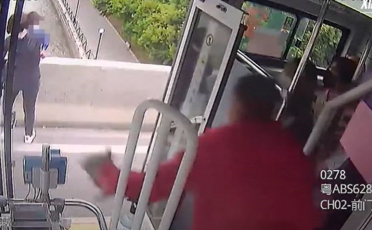 سائق ينقذ امرأة وطفلها من الانتحار في أخر لحظة.. ومقطع فيديو يوثق الواقعة