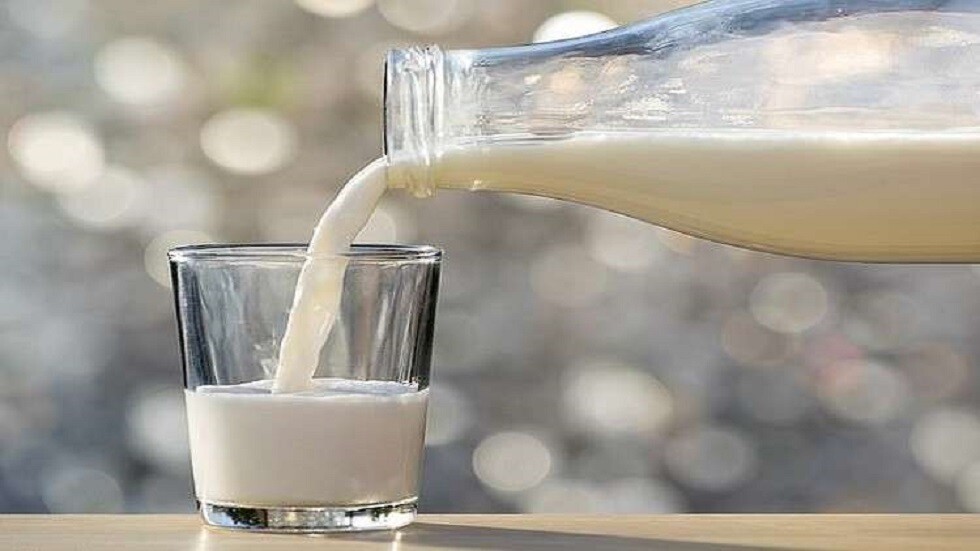 أخصائية تغذية تحذر البالغين من الإفراط في تناول الحليب يوميًّا لهذه الأسباب (فيديو)