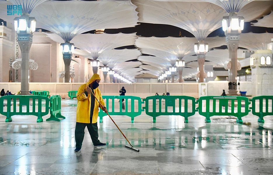 استهلاك 30 ألف لتر من مواد التعقيم لتنظيف المسجد النبوي