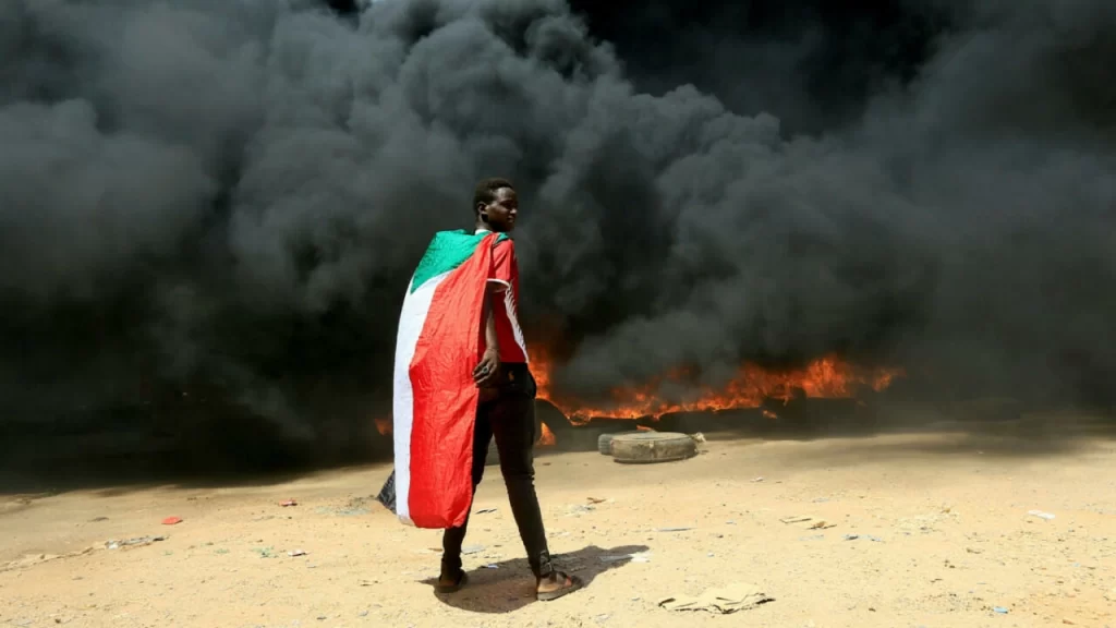 السودان.. إغلاق شوارع رئيسية في العاصمة الخرطوم رفضاً لتحرك الجيش (فيديو)