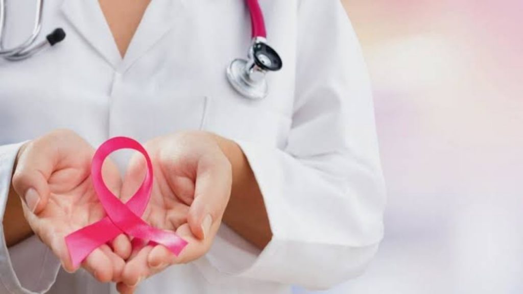 الصحة تكشف.. علامات تشير إلى احتمالية الإصابة بسرطان الثدي