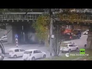 تحطم جسر اصطدمت به شاحنة شرق روسيا