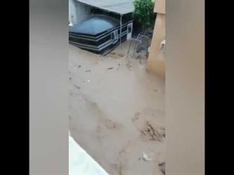 سقوط جدار منزل بسبب الفيضانات الناتجة عن إعصار شاهين