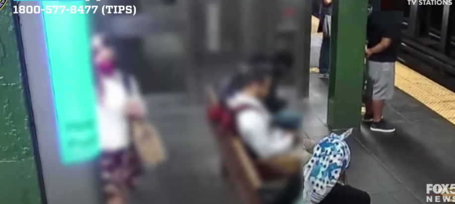 سيدة تدفع أخرى نحو قطار مسرع بمحطة مترو (فيديو)