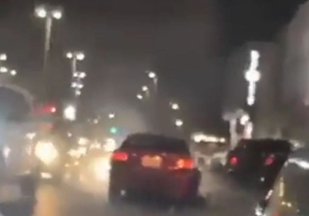ظهر في فيديو يصطدم بعدة مركبات.. المرور يضبط قائد مركبة لقيادته عكس السير