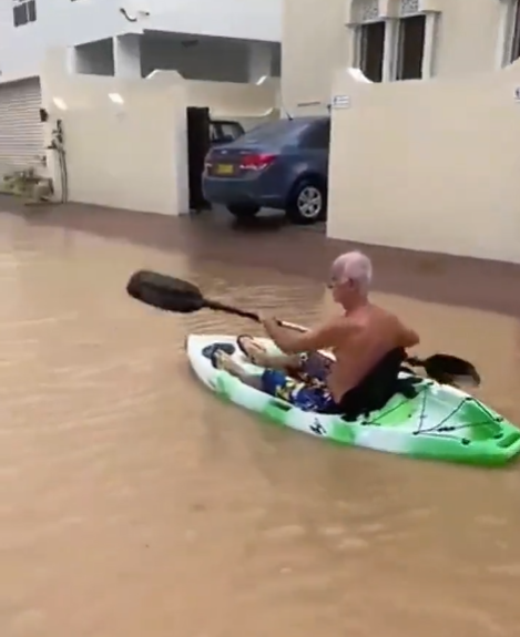 عماني يستقل قارباً ويبحر بيه بعد غرق الشوارع بسبب إعصار شاهين (فيديو)