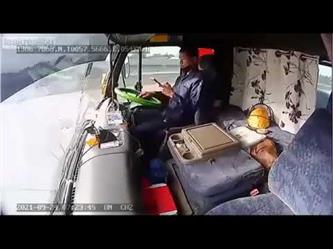 قائد شاحنة ينشغل بهاتفه عن الطريق فيصطدم بأخرى متعطلة في تايلند