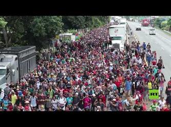 قافلة من آلاف المهاجرين في طريقهم إلى الولايات المتحدة عبر المكسيك
