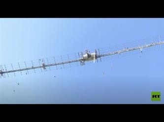 قفز جماعي بالمظلات من فوق أطول جسر معلق في روسيا