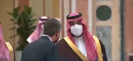 لحظة استقبال ولي العهد لجون كيري في قمة “الشرق الأوسط الأخضر” (فيديو)