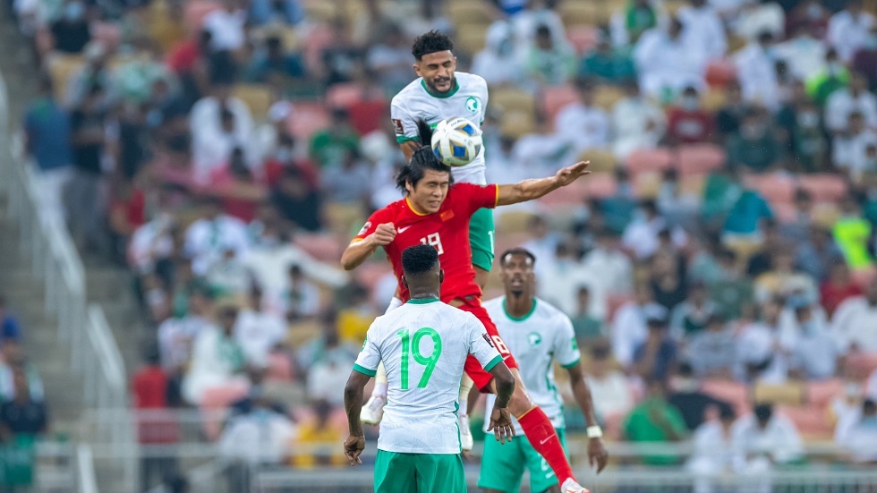 مشجعو المنتخب الصيني ينظفون المدرجات عقب مباراة الأخضر (فيديو)